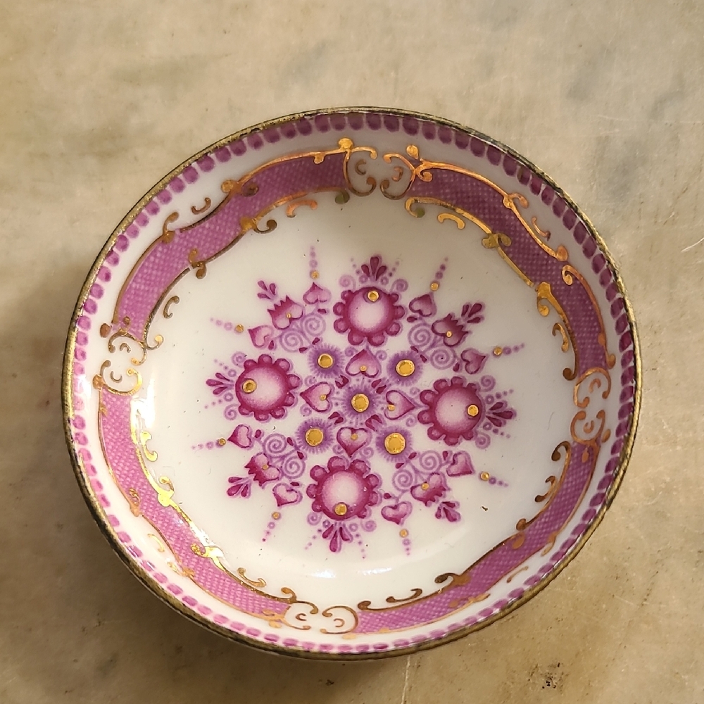 Elegant Pink and Gold Decorative Plate